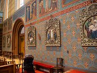 Křížová cesta je v poloreliéfech