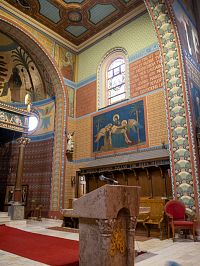 Na stěnách snad není místo bez nějaké malby nebo ornamentu