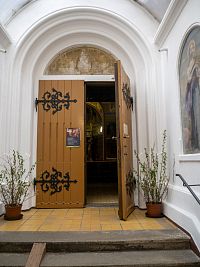 Přes vstupní chodbu