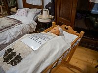 V první místnosti obytná expozice