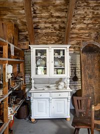 Podobný kredenc měla babička