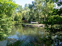 Ostrůvek s posezením