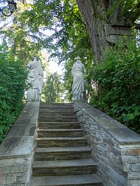 Schody do vyšší části parku