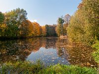 Rybník v podzimních barvách