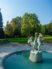 Nefunkční fontána s nevhodným nátěrem