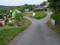 Boční ulička proti hradnímu kopci