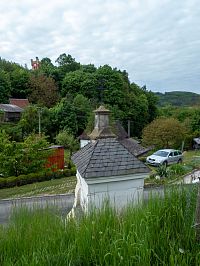 Stěží viditelná věž hradu