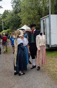 Ukázka krojů z oblasti Podesní