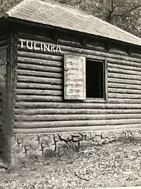 Objevil jsem jednu fotku staré stavby, po vyretušování postav