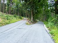 Křižovatka Pod lomem, cesta pokračuje vpravo