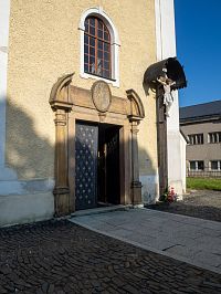 Vstup s erbem Mokviců