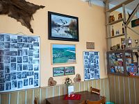 Na nástěnkách jsou fotky místních svateb