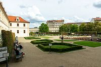 Valdštejnskou zahradou