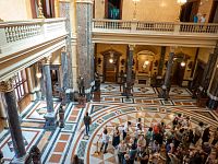 Dole fronta k australopitékům