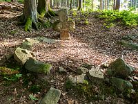 Kolem je i malá ohrádky z kamení