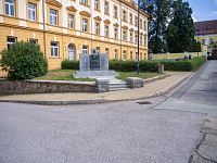 Pomník na nároží u školy