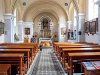 Téměř kostelní interiér