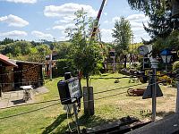 Expozice z nadhledu přes plot