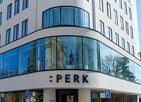 V oknech se odráží okolní stavby