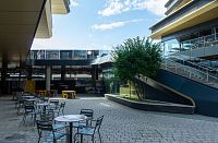 Dvoreček mezi oběma částmi