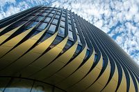 Zlaté pásky na hlavním průčelí