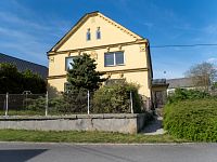 Protější výstavná budova