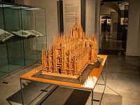 Výstavu uvádí model dómuv Milánu