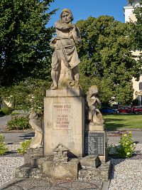 Centrální postava se zbavuje pout