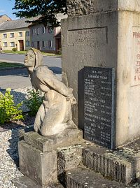 Klečící žena na levé straně