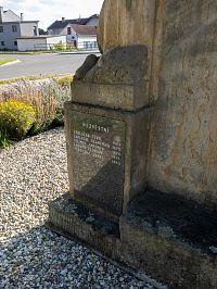 Výčet obětí je i na zadní straně pravé části