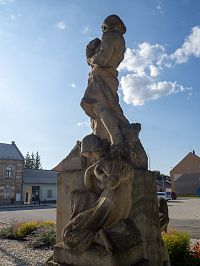 Klačící dívka na pravé straně