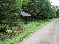 Opodál je posezení