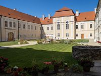 Rajský dvůr jsme ještě neviděli