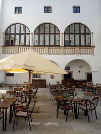 Nádvoří s restaurací