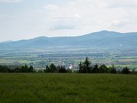 Níže Miedzylesie, výše Czarna Góra, v oparu Igliczna