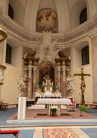 V otevřeném interiéru