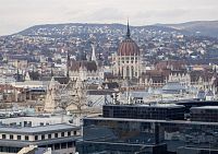 Věž parlamentu a bazily jsou údajně stejně vysoké