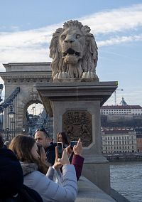 Vstup na most hlídají lvi