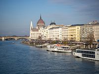 Parlament stačil jen z dálky