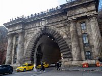 Vjezd do tunelu pod hradem