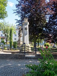 Pomník na náměstí Míru