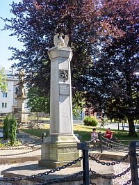 Na třech stranách byly uvedeny oběti válečných událostí