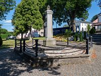 Kolem masivní ohrádka