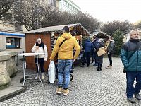 V horní části náměstí jsou stánky s občerstvením