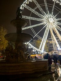 Na náměstí je i velké ruské kolo