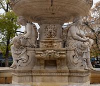 Mezi bohyněmi jsou maskarony a mušle