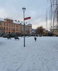 Přes Dvořákovo náměstí