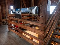 Na schodišti jsou různé výstavy