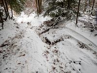 Nějaký blbec tu jel autem