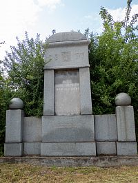 Je patrné, že pomník byl upravován